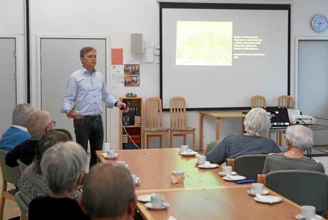 Historiker Torben Kjærgaard Nielsen fortalte om Dannebrog ved søndagscaféen på Hassinghave. Foto: Allan Mortensen