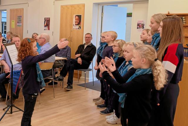 Ane Guldhammer dirigerer kirkens børnekor Rødderne, der sang til basarens åbning. Foto: Niels Helver