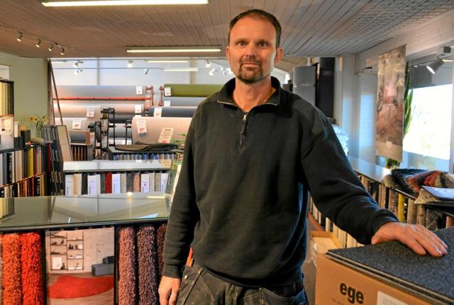 Henrik Meilstrup Lange kan fejre et flot 25-års jubilæum som gulvmontør hos Hobro Farve & Gulvcenter. Foto: Jesper Bøss