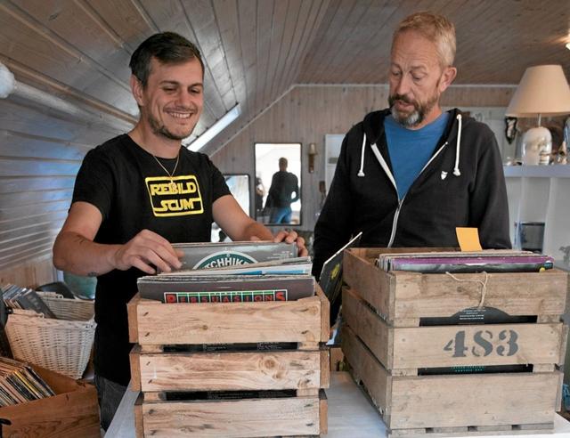 Maciej Labuda (t.v.) - her sammen med en kunde - LP-entusiasten Gorm Skannerup. Foto: Anne Mette Welling