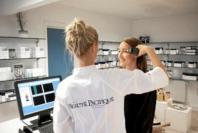 Morsø Helse tilbyder fredag 15. november en gratis hudscanning af en konsulent fra firmaet Beauté Pacifique. Promotionsfoto