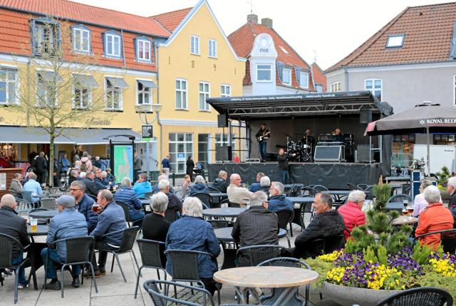 Forårsfornemmelserne indfandt sig hurtigt på Sæby Torv, da De Lune Jyder indtog scenen. Foto: Tommy Thomsen