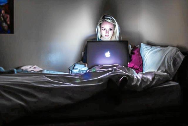 Hver anden dansker går i seng med en tændt skærm ved siden af sig. Det kan gå ud over øjnene – særligt hos de unge mennesker. Foto: PR.