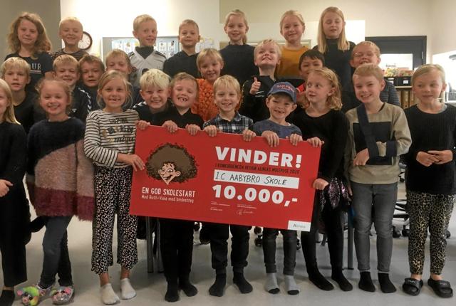 Her en glad Victor med sin klasse. Foto: Aabybro Skole