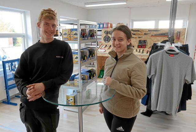 De unge iværksættere er blot 22 og 23 år og har god grund til både glæde og stolthed over, at de nu kan byde velkommen i lyse butikslokaler i tilknytning til SK Smede & Maskinværksted på Gøttrupvej 257.