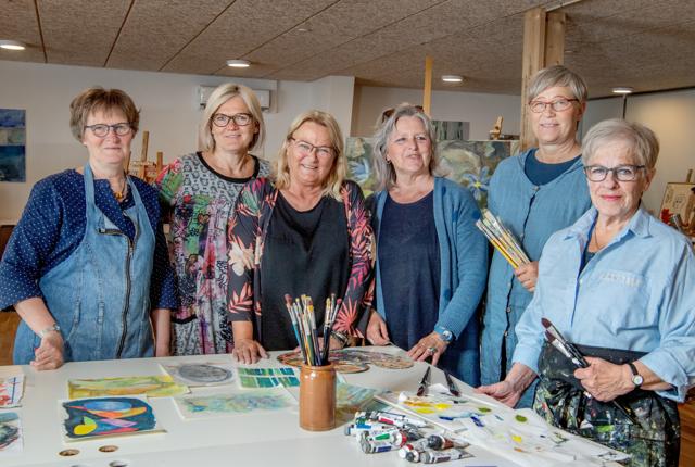 Fra venstre ses Hanne Godtliebsen, Nina Schou, Lillian Hammer, Erna Iversen, Anette Palm og Randi Therland Madsen, som var mødt for at male i det nye kunstnerhus. Foto: Henrik Louis Simonsen.