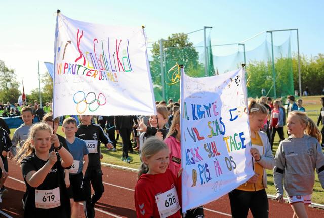Eleverne udviste stor kreativitet i udformningen af klassernes bannere. Her er det Privatskolen i Sæby, der skriver "Vi vil kæmpe, vi vil slås, ingen skal tage P.I.S. på os" Foto: Tommy Thomsen