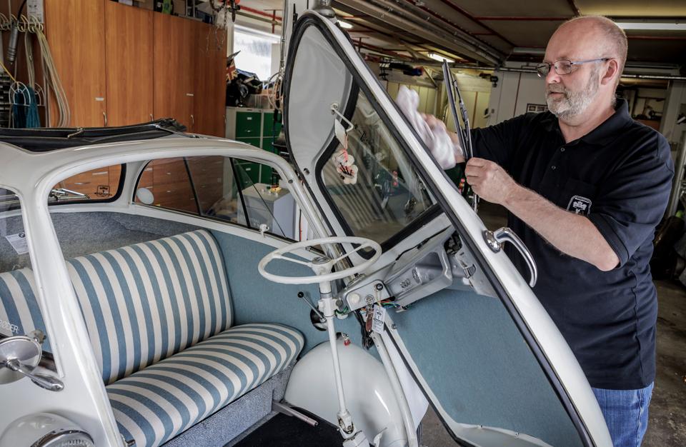 Henrik Bygholm ved sin Isetta.