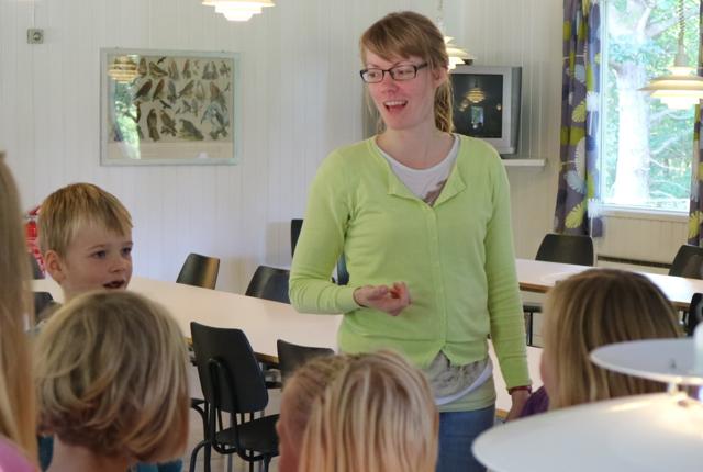 Elisabeth Holdensen er konsulent i Danmarks Folkekirkelige Søndagsskoler besøger Strandby 26. maj