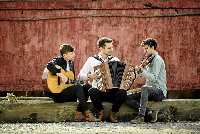 Inver er en engelsk-dansk trio, der spiller ny folkemusik med rødder i de keltiske traditioner fra Irland og Skotland, blandet med et par traditionelle numre. Promotionsfoto