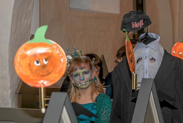 Der var mange forskellige og flotte, uhyggelige påfund til halloween gudstjenesten og festen på Vilsted Friskole. Foto: Mogens Lynge