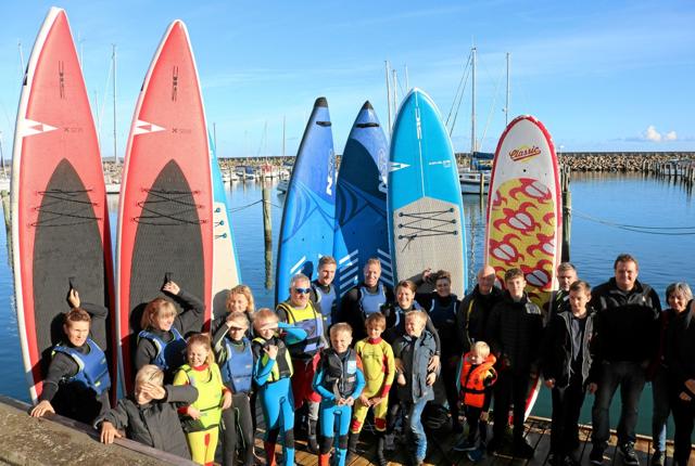 SUP-Sæbys 70 medlemmer sprænger rammerne på havnen og flytter nu træningen til stranden ved Sæby Søbad Foto: Tommy Thomsen