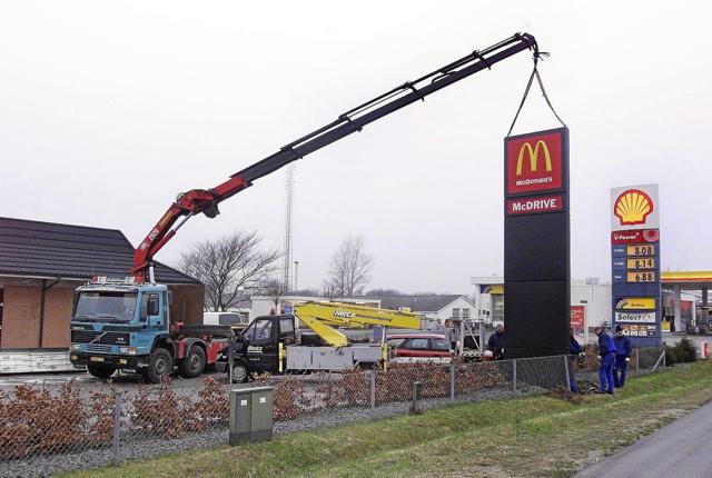 Sådan så det ud, da McDonalds sagde farvel til Brønderslev i 2002 - nu kommer skiltet tilbage.?Foto: Henrik Louis
