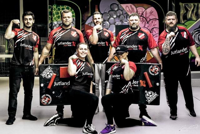 På billedet ses repræsentanter fra Arden Armwrestlers i deres nye trøjer - og med de nye borde - sponsoreret af Jutlander Fonden Himmerland. Foto: Privat