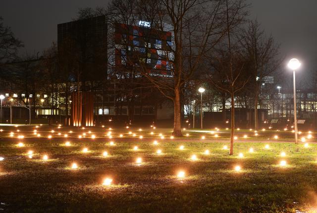 De 300 lys giver en helt særlig stemning ved De Syngende Træer. PR-foto