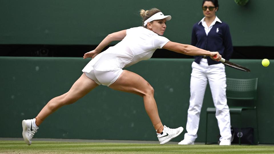 Simona Halep rækker ud efter en ny triumf ved Wimbledon. <i>Toby Melville/Reuters</i>