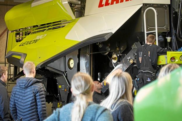 Det gælder om at holde tungen lige i munden for de fire finalister i dysten om at blive Danmarks bedste landbrugsmaskinmekanikerlærling. De skal løse fire opgaver med kun to timer til hver opgave. Og oven i købet med publikum på. Privatfoto