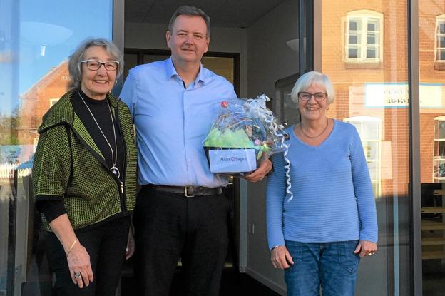 Privatkundechef Anders Guldborg er her flankeret af Kirsten Lind (t.v.) og Dorte Sommerlund ved overrækkelsen forleden. Foto: Ældre Sagen, Hals Foto: Allan Mortensen