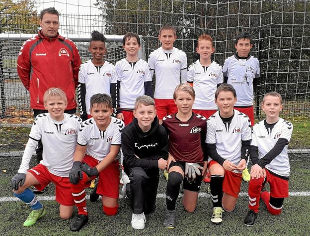 U13-drengene fra Hals, der har vundet puljen. Bagerst fra venstre er det træner Lars Andreasen, Elias Brown Høgsberg, Anton Raunstrup, Esben Vanggaard Hede, Oskar Jensen, Mateus Langeland. Forrest fra venstre ses Rasmus Holch Mortensen, Victor Bach, August Holch, Malthe Andreasen, Gustav Holch Christensen og Aksel Øland. Foto: Michael Lund