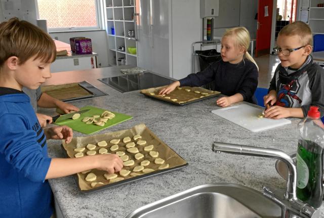 SFO Storkereden på Thorup-Klim Skole var også med i »Bag for en Sag« sidste år, og der blev igen i år arbejdet seriøst i køkkenet med at frembringe de lækreste kager til salg i boden.Foto: Thorup-Klim Skole