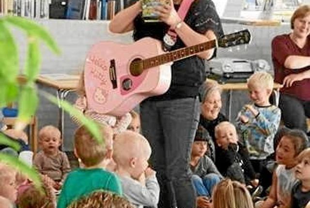 Musikpædagog Signe Højmark  - her i anden sammenhæng - har øvet med børnene i Hesselholt Børnehave. Privatfoto
