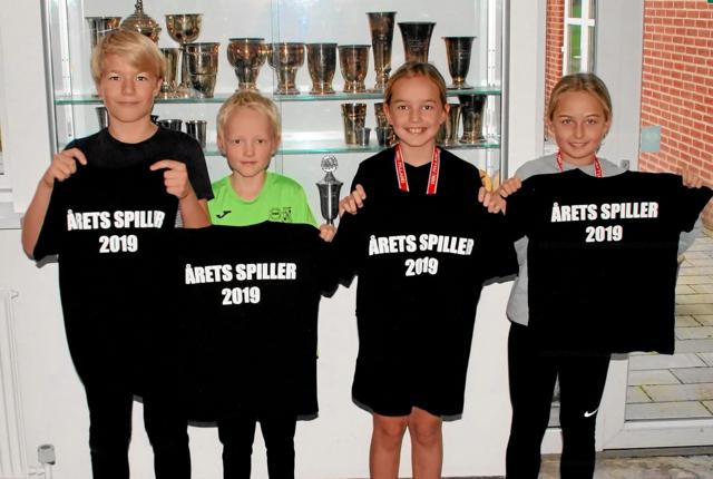 Årets spillere blev også kåret. Fra venstre er det Malthe Andreasen, August Ogdal Nielsen, Anna Kirchoff og Wilma Pedersen. Foto: Michael Lund