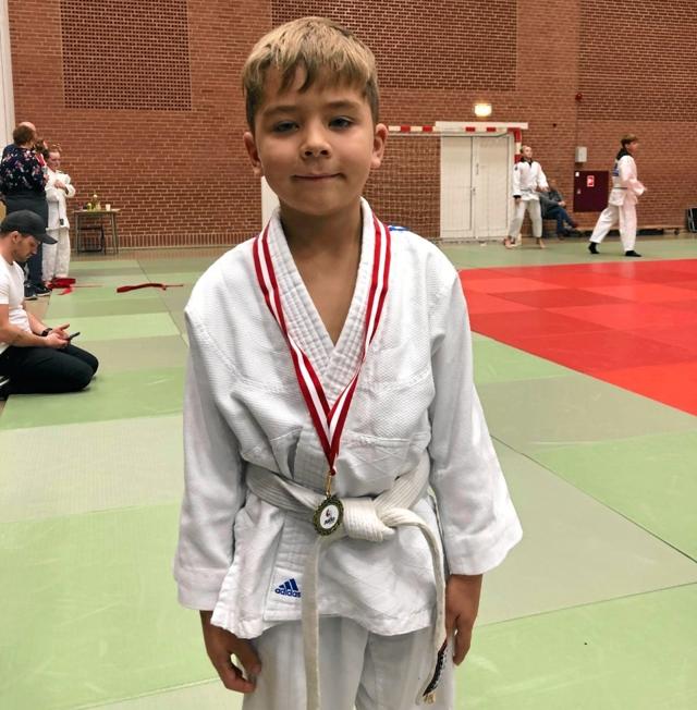 Seks-årige Svend Andersen vandt guld ved sit første stævne. Privatfoto