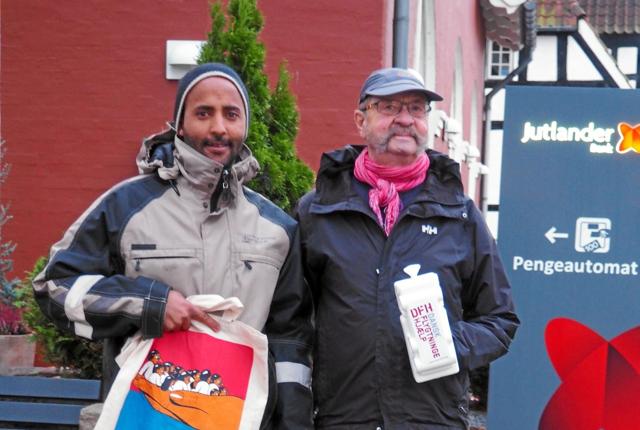 Berhane Gebregergish og Bent Walbom, Mariager, samlede også i fjor ind til fordel for Dansk Flygtningehjælp.
Foto: Kjeld Barnhard Nielsen