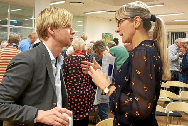 Clement Kjersgaard i samtale med Violeta Cmiljanic, der er medlem af Kollerup-Fjerritslev Menighedsråd. Foto: Jytte H. Pedersen