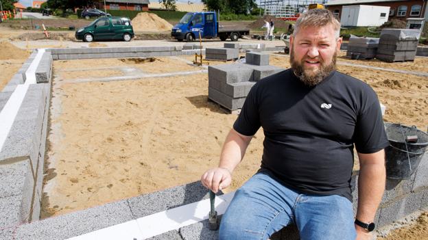 Det nye, elbaserede produktionsanlæg består af en varmepumpe, elkedel og en 2200 kubikmeter stor akkumuleringstank. Byggeriet er startet på pladsen bag driftsleder Tom Nørgaard. <i>Foto: Bo Lehm</i>