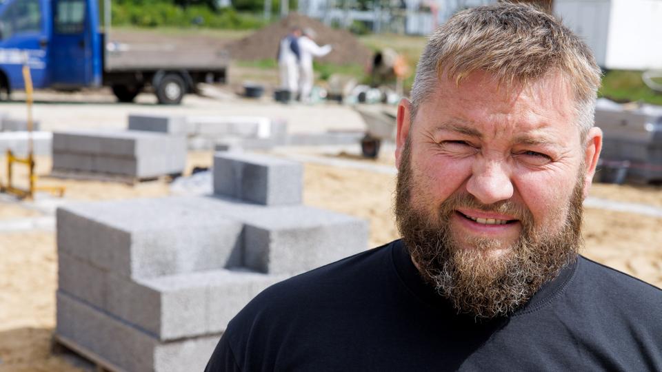 Tom Nørgaard, driftsleder på Bedsted Fjernvarmværk, glæder sig til at tage det nye produktionsanlæg i brug. Energikilden er elektricitet, og anlægget vil bidrage til grøn omstilling. <i>Foto: Bo Lehm</i>