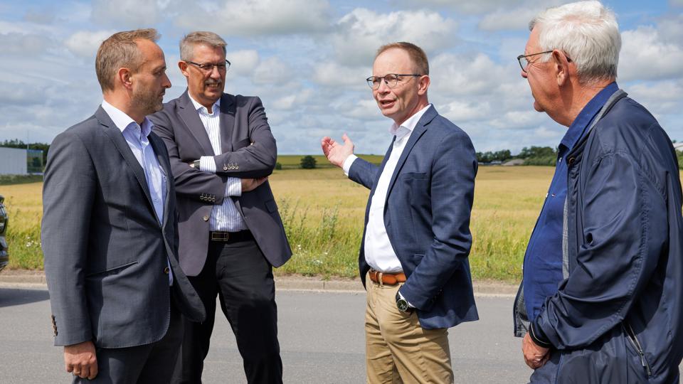 Teknisk direktør Mogens Kruse Andersen konstaterer, at jordhandlen med Cimbria understreger vigtigheden af, at kommunen har erhvervsjord klar, så der kan reageres hurtigt, når der kommer en køber. Her ses han sammen med økonomidirektør Christian Krogh Andersen, Cimbria, tv., borgmester Niels Jørgen Pedersen (V) og Jens Kr. Yde (K), formand for udvalget for erhverv, klima, miljø og teknik. <i>Foto: Bo Lehm</i>