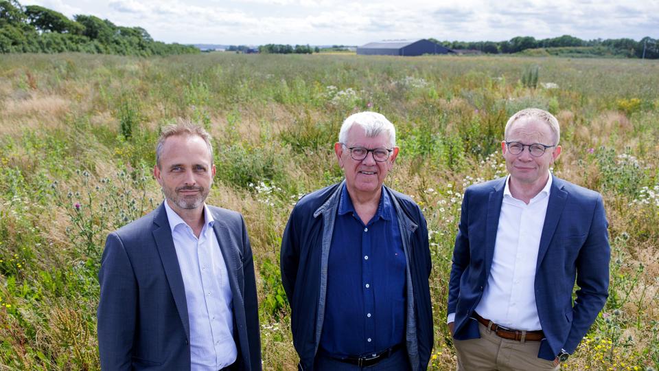 Thisted Kommune har solgt en 75.000 kvm. stor grund på Glentevej til Cimbria, der samler alle sine aktiviteter under ét tag lige udenfor byen. Fra venstre: Cimbrias økonomidirektør Christian Krog Andersen, formand for Erhverv-, Klima-, Miljø- og Teknikudvalget Jens Kr. Yde (C) og borgmester i Thisted Kommune Niels Jørgen Pedersen (V). <i>Foto: Bo Lehm</i>