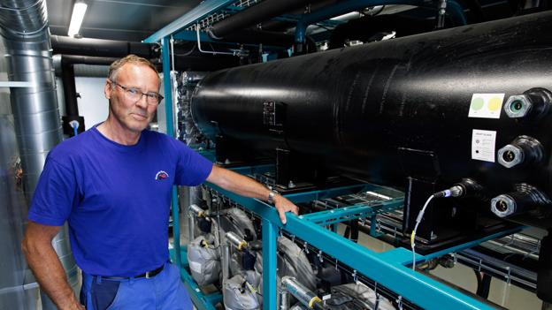 Preben Bjerre skal planlægge værkets produktion både med tanke for temperatur og årstid, men også efter, hvordan vinden blæser. Når der er adgang til masser af møllestrøm, falder strømprisen og dermed omkostningen til at holde værkets varmepumpe i gang. <i>Foto: Bo Lehm</i>