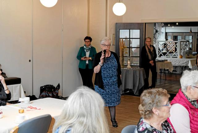 Lillian Hansen, der er formand for Tversted Seniorklub, byder velkommen til et totalt udsolgt modeshow, hvor hun også selv går på catwalken. Foto: Niels Helver