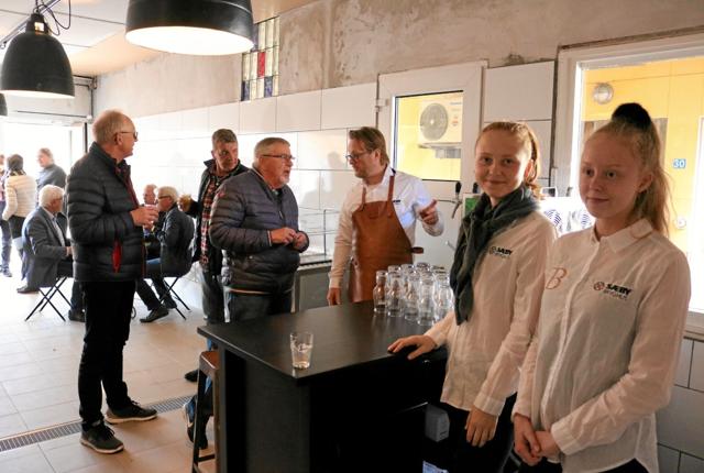 Sissel Bertelsen, Josefine Jensen og brygmester Michael Bertelsen fik nogle travle timer på åbningsdagen af Sæby Bryghus. Foto: Tommy Thomsen
