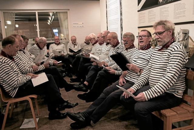 Museets maritime mandskor ”Gasterne” for ved fællessangen ”Visen Om De Atten Svaner”, under ledelse af kordirigent Michael Erbs. Foto: Peter Jørgensen