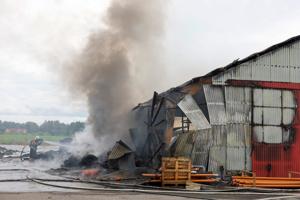 300 køer i fare ved gårdbrand: Flammer brød igennem taget