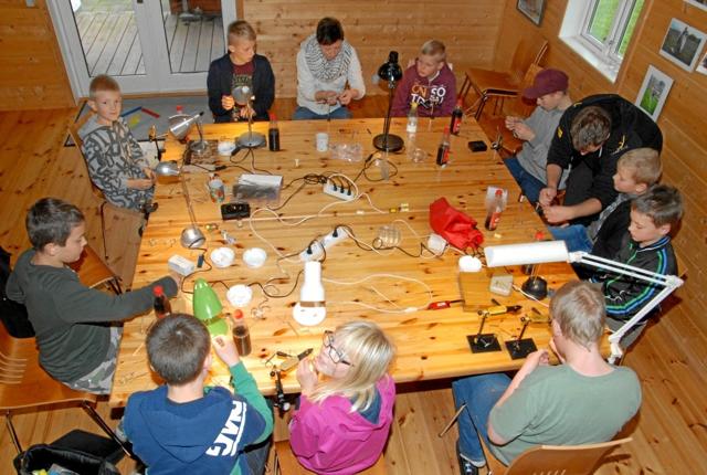 Søndag inviterer juniorafdelingen i Trend Å Lystfiskeriforening til lynkursus i begynder-fluebinding. Privatfoto