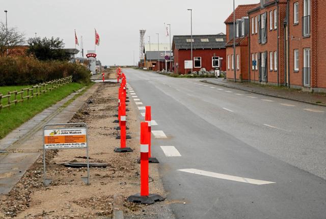 Byforskønnelsen i Hals er i gang. Projektet omfatter blandt andet nyt fortov langs Færgevej. Foto: Allan Mortensen