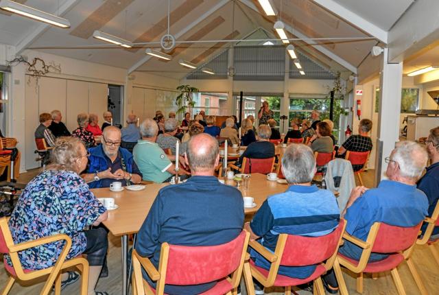 50 beboere, personale og Kærbo’s venner var samlet onsdag eftermiddag, da Lene Holme var på besøg. Foto: Mogens Lynge