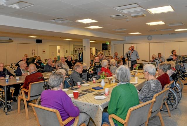 Der var 40 der lyttede til ”Det grå guld” og deres populærmusik tirsdag eftermiddag på Plejecenter Bøgely i Løgstør. Foto: Mogens Lynge