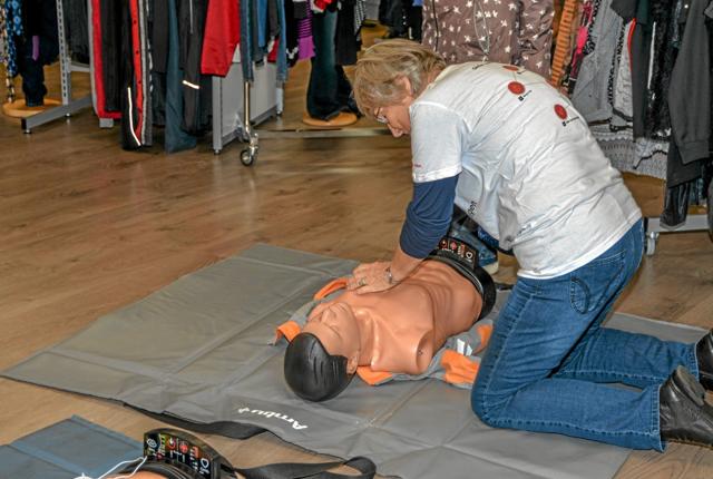 Førstehjælpsinstruktør Jette Have Kristensen demonstrerer her, hvordan man startet genoplivning med hjertemassage. Foto: Mogens Lynge