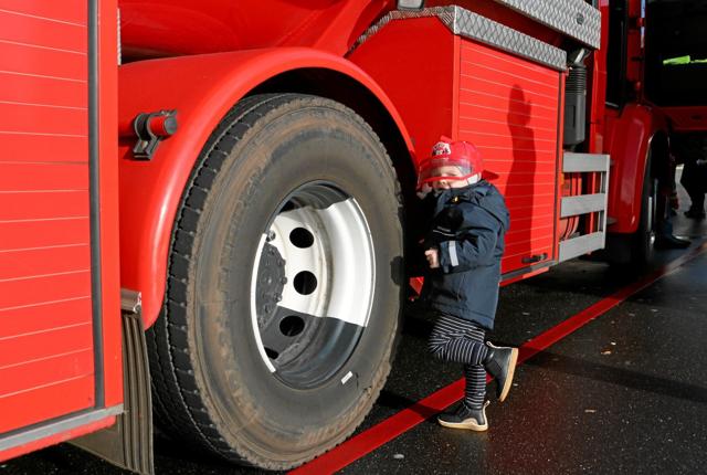 2-årige Felix fra Ålborg havde glædet sig hele ugen til at komme til Sæby og sparke dæk og beundre de flotte biler. Foto: Tommy Thomsen