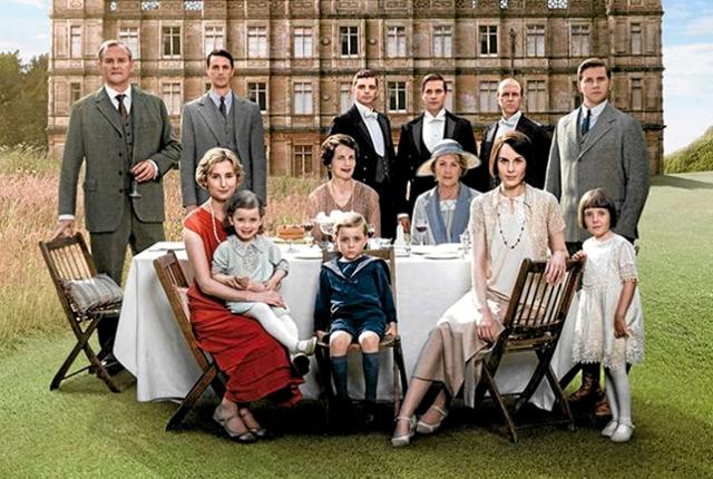Personer og kulisse til filmudgaven af "Downton Abbey" er med vanlig britisk omhu helt på plads. Filmen kan ses i Fjerritslev Kino fra mandag 21. oktober til og med onsdag 30. oktober. Foto: Fjerritslev Kino