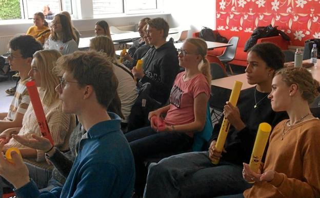 Billed.fotoakk.top:Musikeleverne lytter intenst til Jesper Mikkelsens oplæg på gymnasiet i Aars. Privatfoto