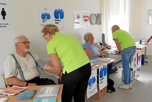 Der var mange der fik målt sit blodtryk bl.a. Benny Larsen og Solveig Thomsen. Foto: Ole Svendsen