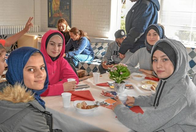 Mange forskellige nationaliteter var samlet under samme tag i det gamle cafeteria. Foto: Mogens Lynge