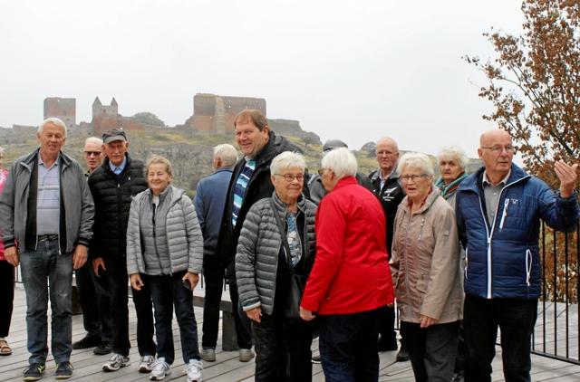 Bornholms-farerne fra Nørager Pensionistforening fotograferet med Hammershus Slotsruin i baggrunden. Privatfoto