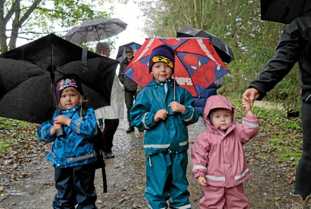 Selv i regnvejr er Agnes, Lauritz og Rigmor klar til frisk gåtur fra Landbrugsmuseet i Mosbjerg til Tolne Skovpavillon. Turen er cirka 3 km lang. Foto: Niels Helver